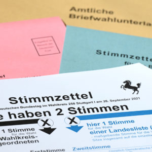 Sind Stimmzettel ungültig, bei denen die rechte obere Ecke gelocht ist oder fehlt?